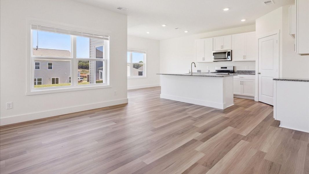 Spacious, unfurnished interior of a new home in Price's Point, Knoxville (Image 8).
