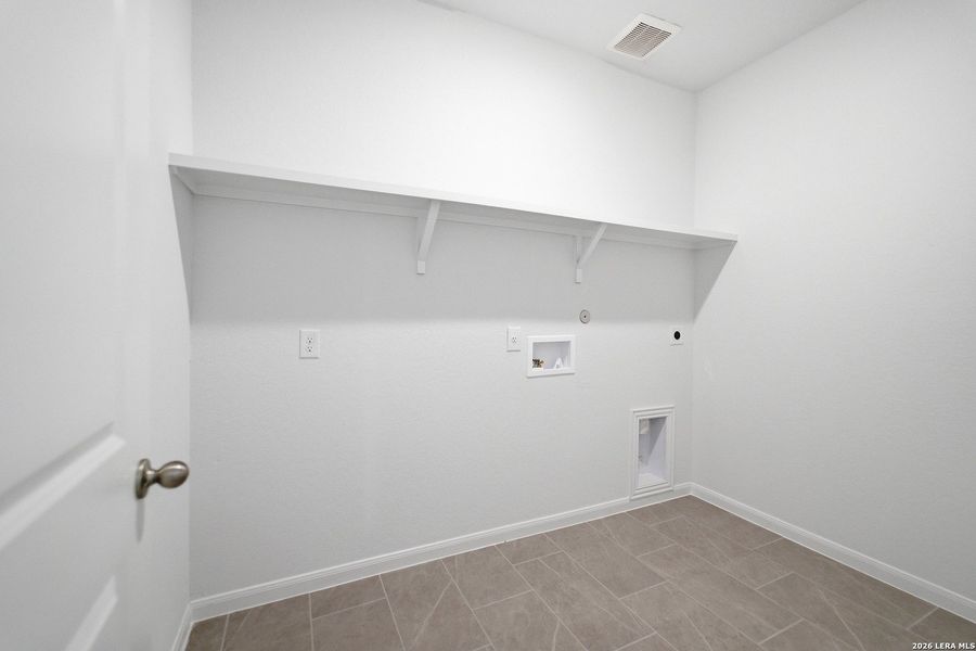Spacious, unfurnished interior of a new home in Hennersby Hollow, San Antonio (Image 31).
