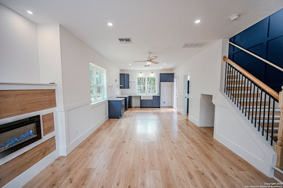 Spacious, unfurnished interior of a new home in , Bandera (Image 13).