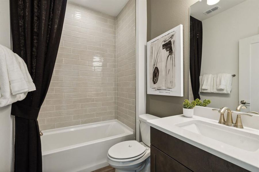 Spacious secondary bathroom