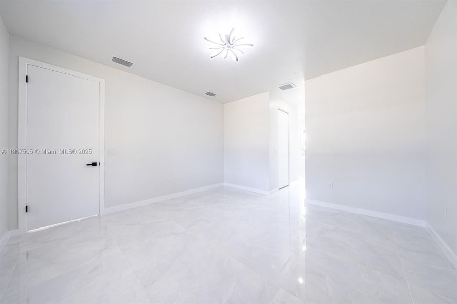 Spacious, unfurnished interior of a new home in , Lehigh Acres (Image 20).