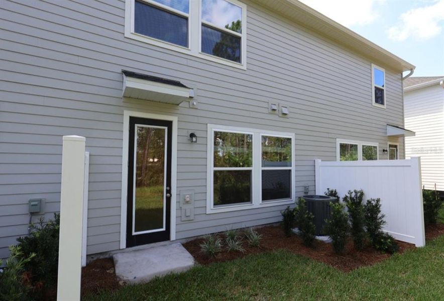 Exterior details and patio area of a home in , Daytona Beach (Image 3).