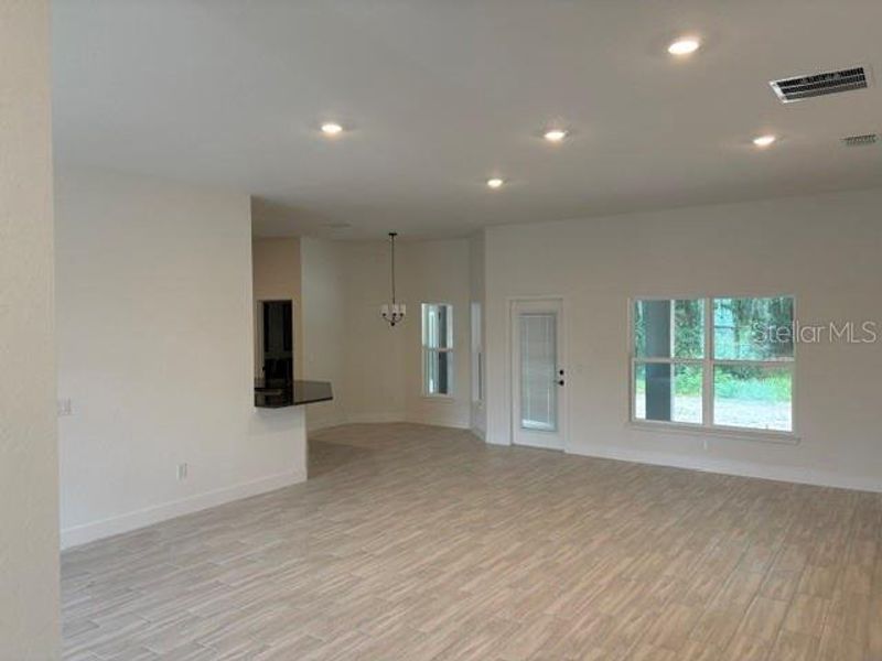 Spacious, unfurnished interior of a new home in Juliette Falls, Dunnellon (Image 8).