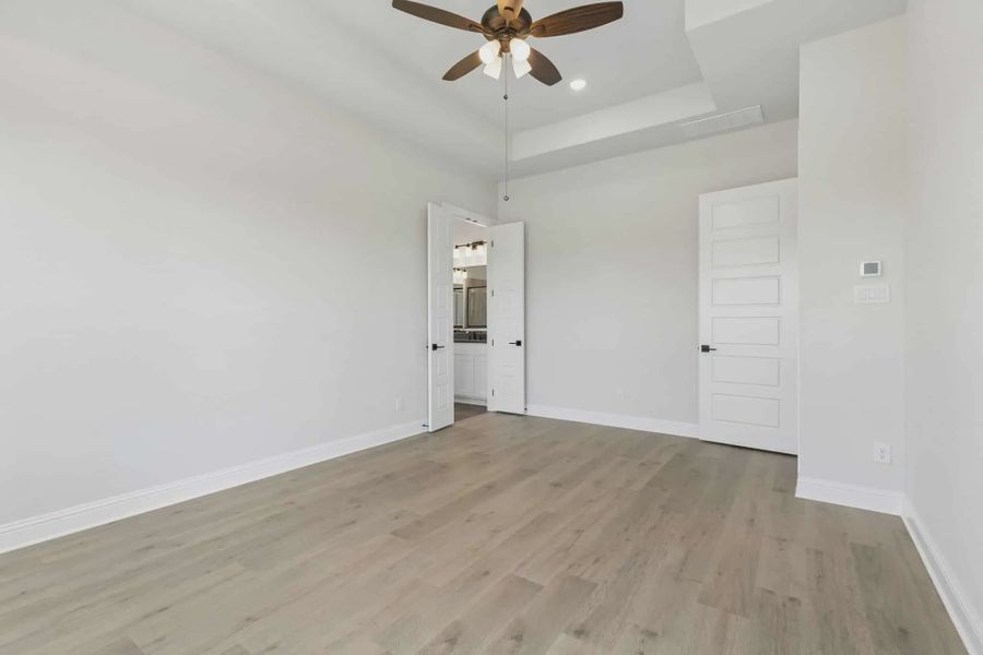 Spacious, unfurnished interior of a new home in Oaks of North Grove, Waxahachie (Image 10).