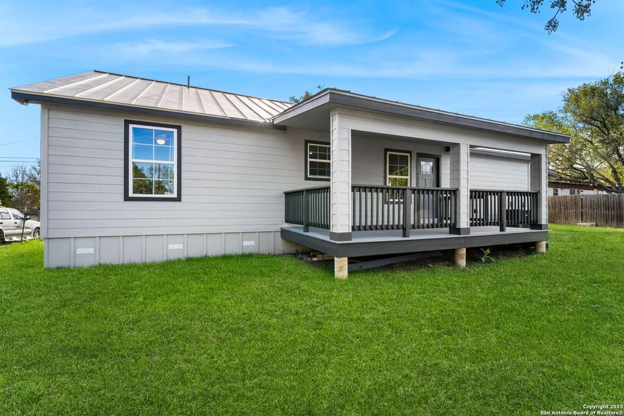Exterior details and patio area of a home in , Bandera (Image 2).