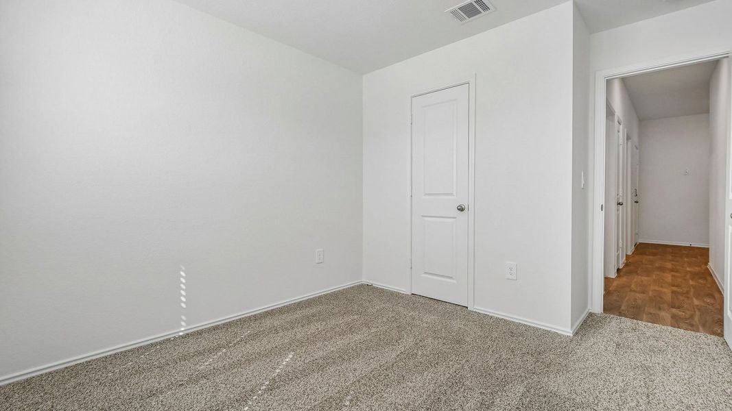 Spacious, unfurnished interior of a new home in Durango, Mustang Ridge (Image 40).