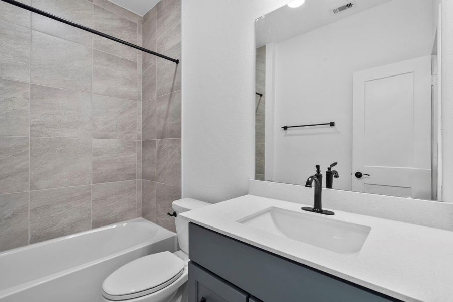 Furnished interior view inside a new home in Evergreen, Conroe (Image 13).