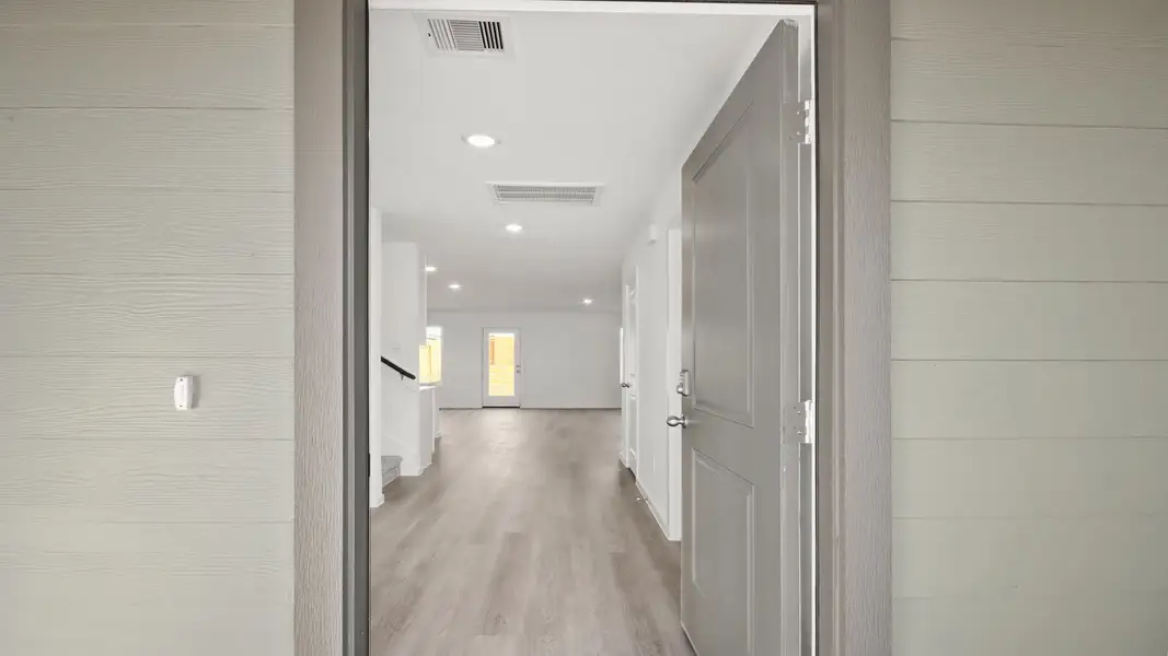 Spacious, unfurnished interior of a new home in Lexington Heights, Willis (Image 11).