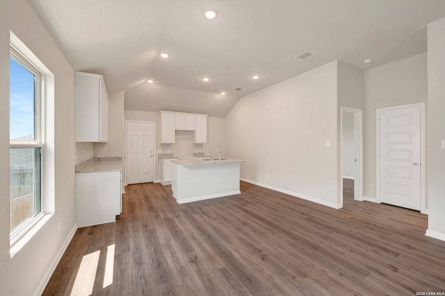 Spacious, unfurnished interior of a new home in Mesquite Ridge, San Antonio (Image 19).