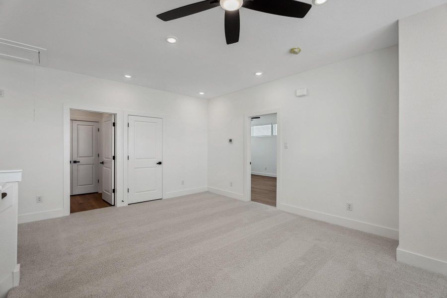 Spacious, unfurnished interior of a new home in Hallimore Ranch, Rosenberg (Image 16).