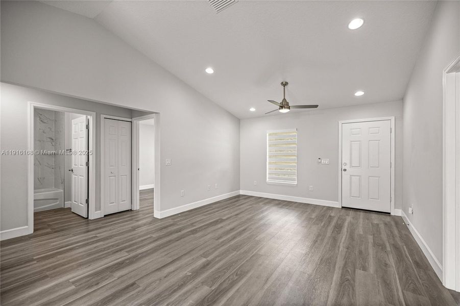 Spacious, unfurnished interior of a new home in , Dunnellon (Image 10).