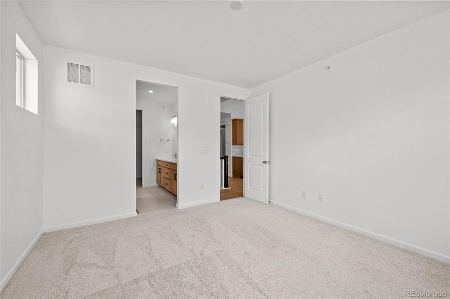 Spacious, unfurnished interior of a new home in Deer Creek, Littleton (Image 15).