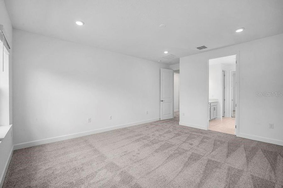 Spacious, unfurnished interior of a new home in Timber Ridge, Plant City (Image 20).