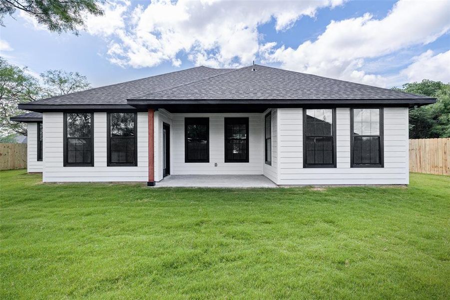 Exterior details and patio area of a home in , Granbury (Image 3).