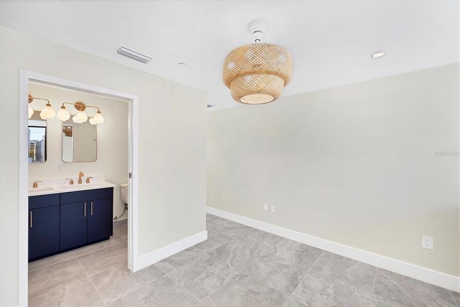 Spacious, unfurnished interior of a new home in , Sarasota (Image 25).