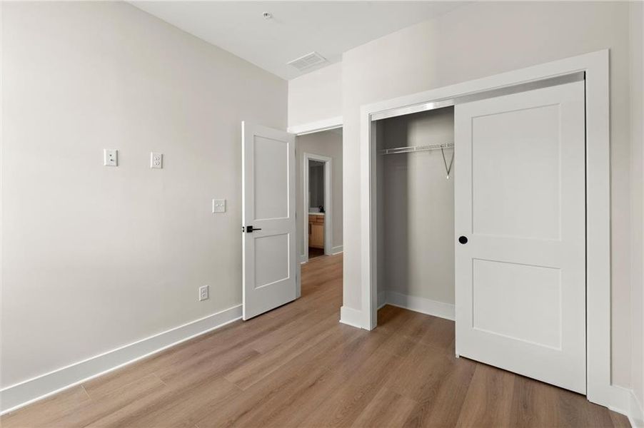 Spacious, unfurnished interior of a new home in , Alpharetta (Image 42).