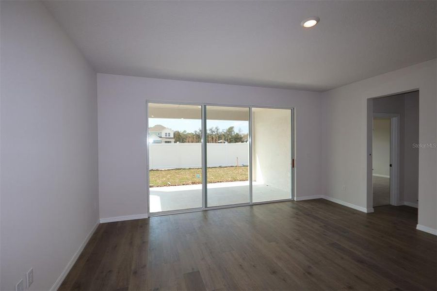 Spacious, unfurnished interior of a new home in Eastlyn, Bradenton (Image 9).