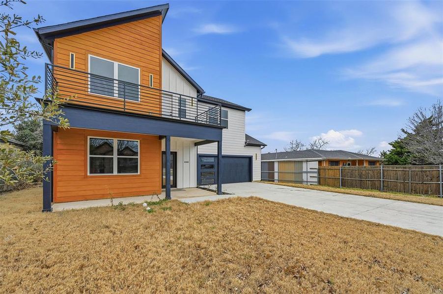Exterior details and patio area of a home in , Dallas (Image 24).