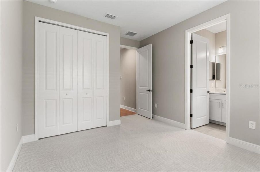 Spacious, unfurnished interior of a new home in , Sarasota (Image 28).