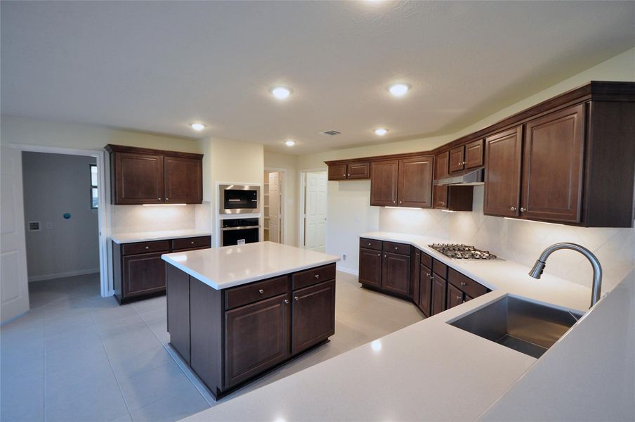 Furnished interior view inside a new home in Pedregal, League City (Image 5).