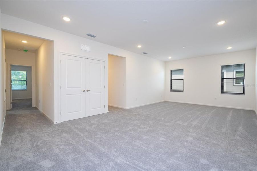 Spacious, unfurnished interior of a new home in , Orlando (Image 47).