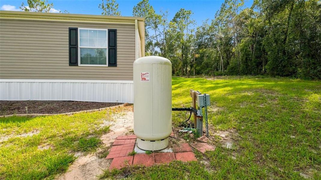 Exterior details and patio area of a home in , Hernando (Image 26).