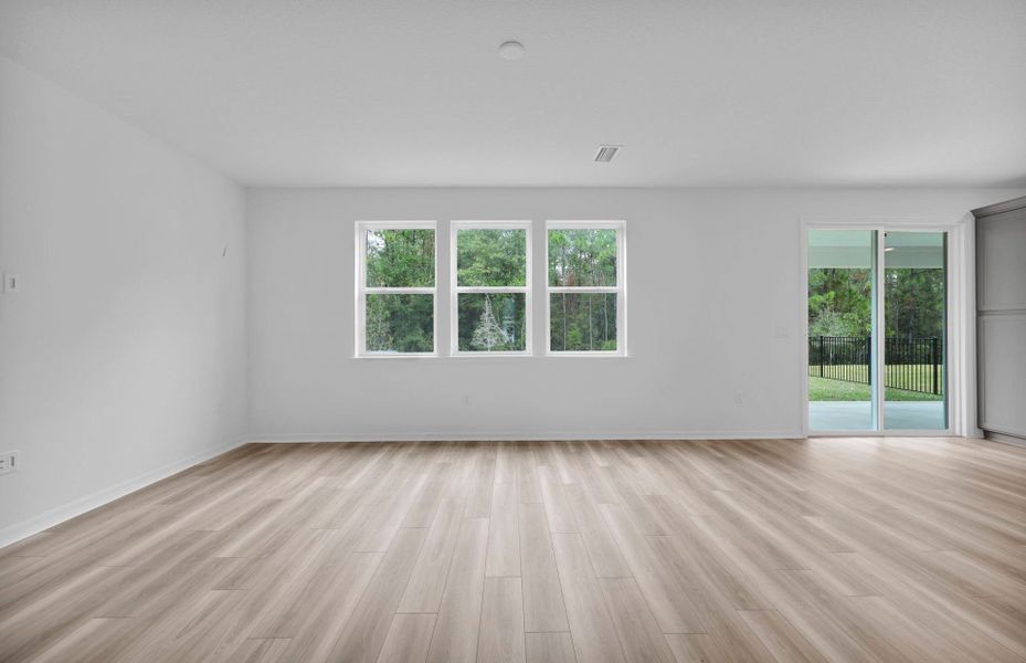 Spacious, unfurnished interior of a new home in Hyland Trail, Green Cove Springs (Image 21).