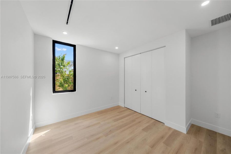 Spacious, unfurnished interior of a new home in , Miami (Image 39).