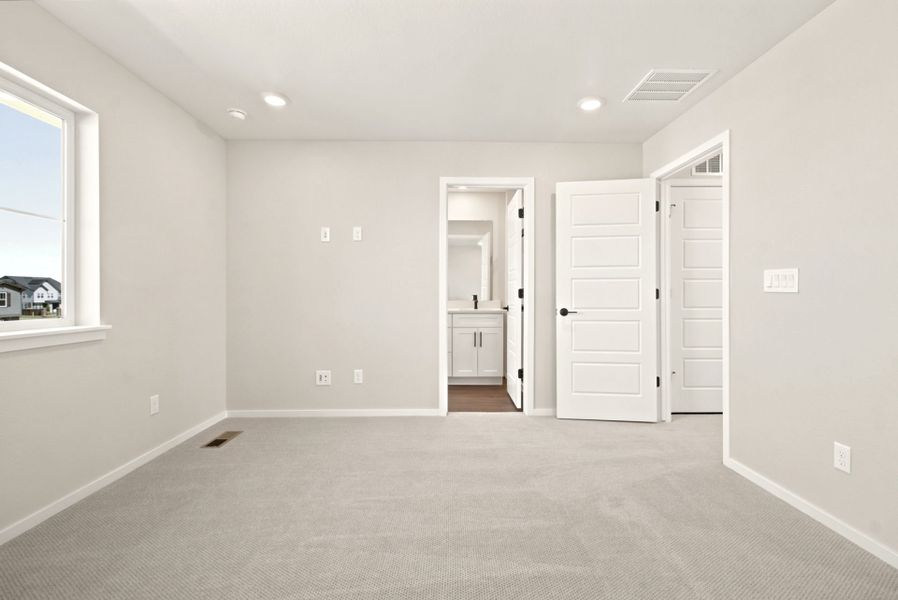 Spacious, unfurnished interior of a new home in Sky Ranch, Watkins (Image 31).