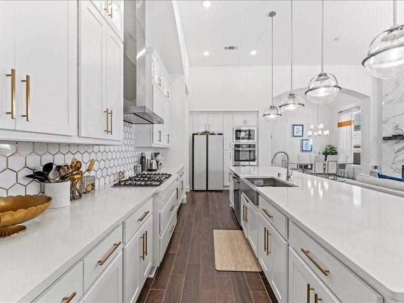 Recipe for success: Efficient style plus inviting warmth in this large kitchen Recipe for success: Efficient style plus inviting warmth in this large kitchen