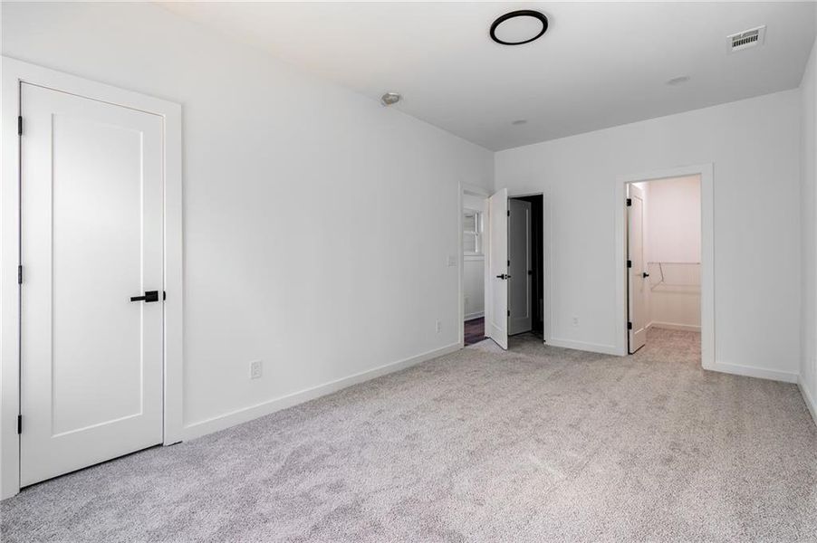 Spacious, unfurnished interior of a new home in , Gainesville (Image 20).