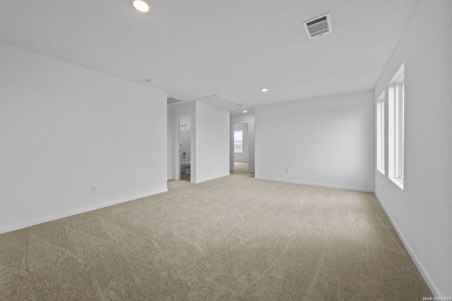 Spacious, unfurnished interior of a new home in Spring Grove, St. Hedwig (Image 25).