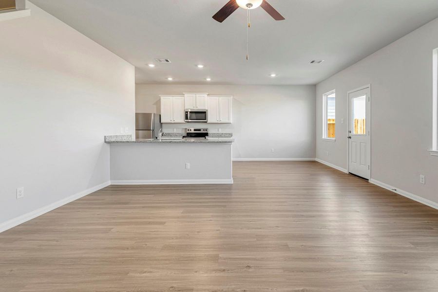 Spacious, unfurnished interior of a new home in Wayside Village, Houston (Image 13).