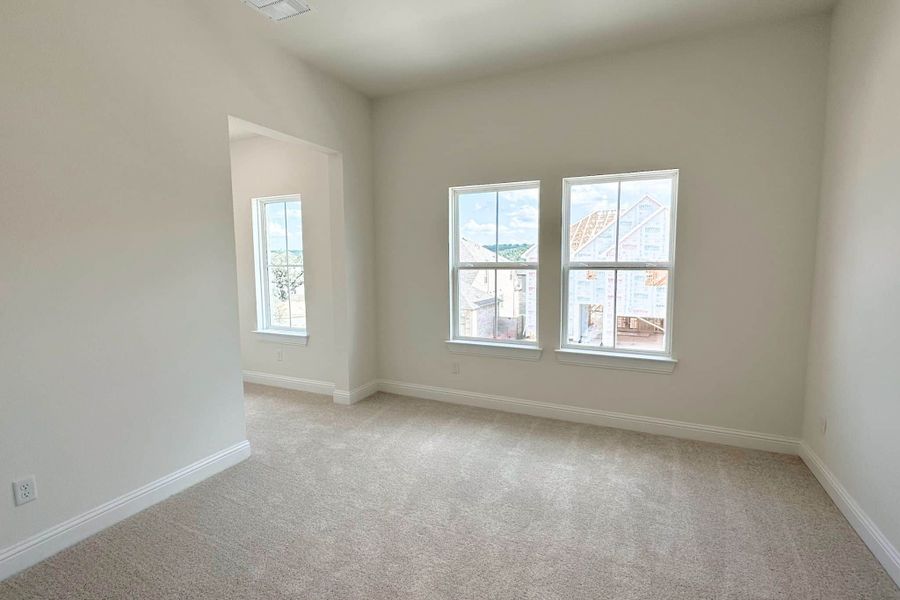 Spacious, unfurnished interior of a new home in Bluffview Reserve, Leander (Image 19).