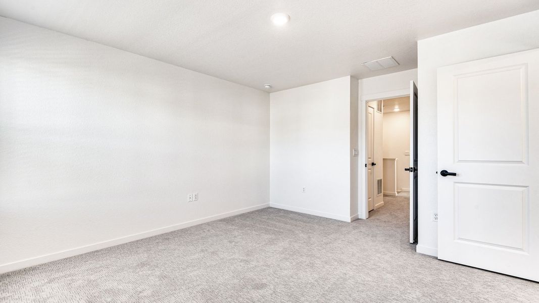 Spacious, unfurnished interior of a new home in Horizon Uptown, Aurora (Image 24).