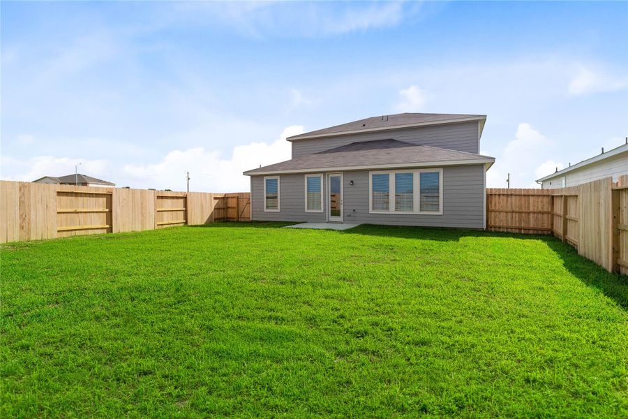 Expansive lot with massive backyard green space—a true blank slate ready for your dream pool, outdoor kitchen, or personal garden oasis.