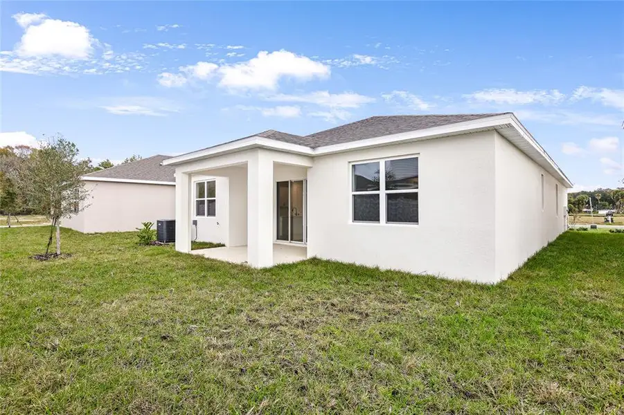 Exterior details and patio area of a home in , Tavares (Image 4).