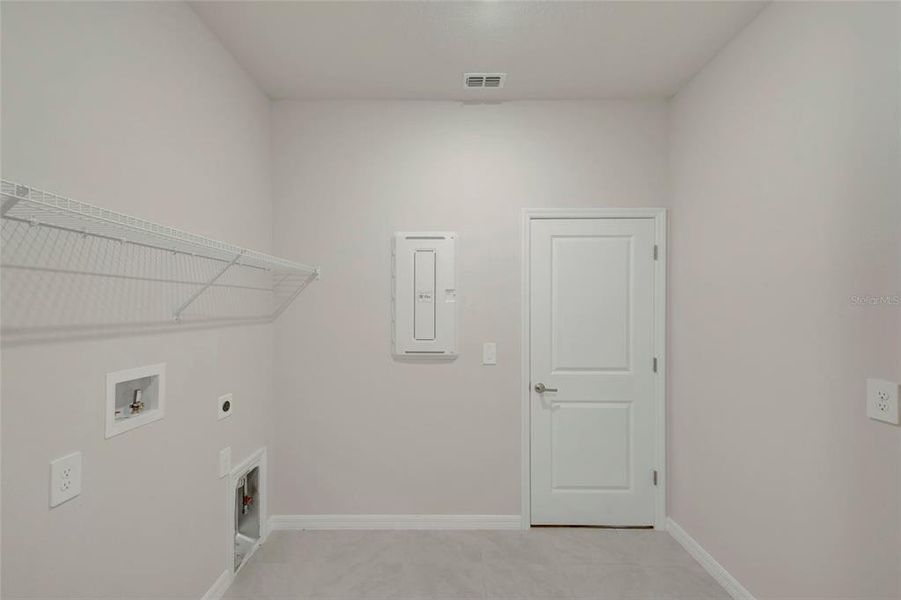 Spacious, unfurnished interior of a new home in Gracewater at Sarasota, Sarasota (Image 11).