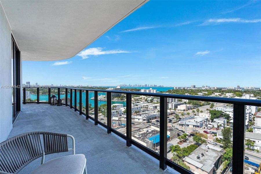 Condo located in Miami Beach, FL showcasing its design and architecture (Image 31).