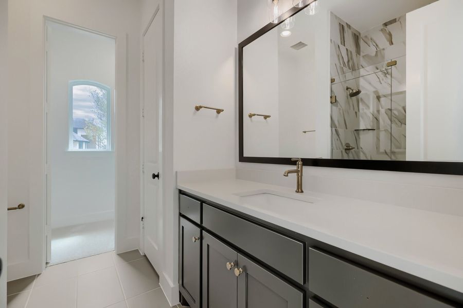 611 Falls - Full Bathroom 611 Falls - Full Bathroom