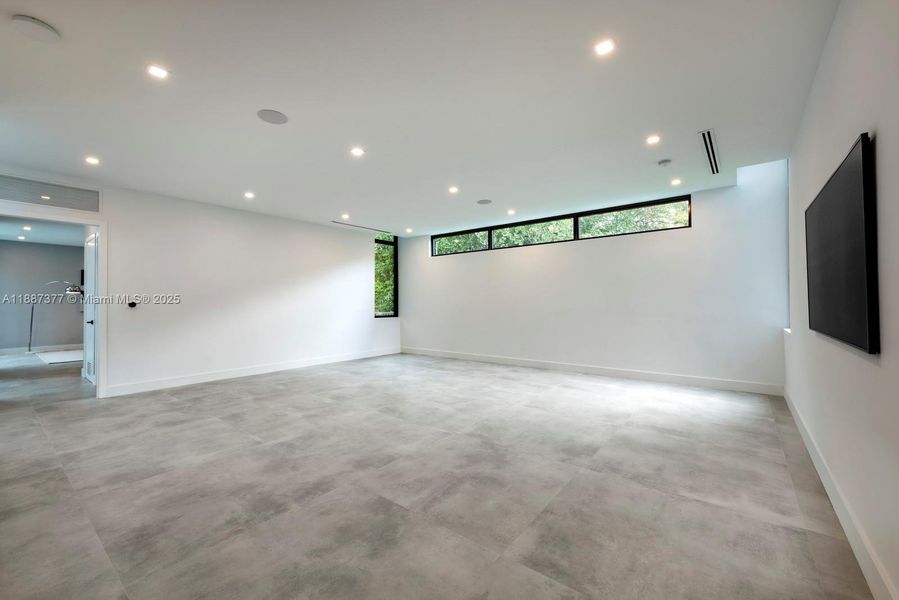 Spacious, unfurnished interior of a new home in , Pinecrest (Image 35).