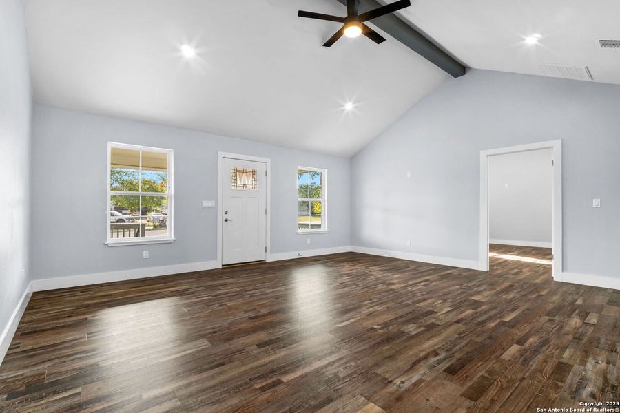 Spacious, unfurnished interior of a new home in , Bandera (Image 16).