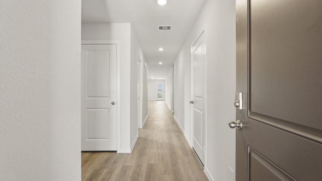 Spacious, unfurnished interior of a new home in Sunterra, Katy (Image 14).