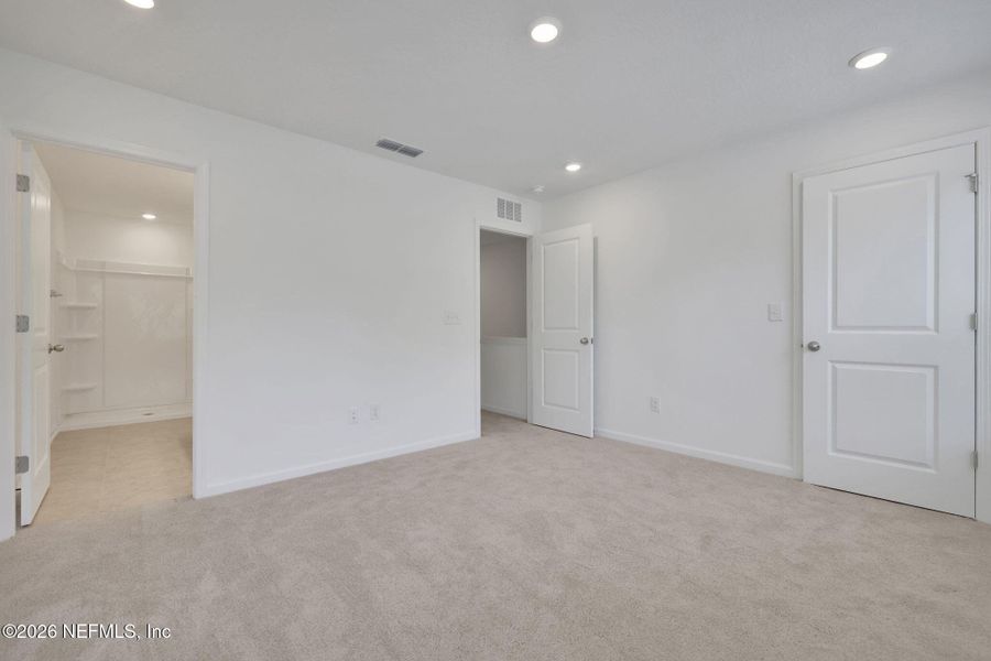 Spacious, unfurnished interior of a new home in , Middleburg (Image 16).