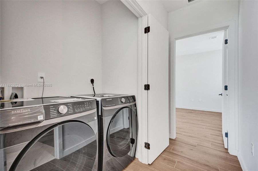 FULL SIZE LAUNDRY SAME FLOOR AS PRIMARY. FULL SIZE LAUNDRY SAME FLOOR AS PRIMARY.