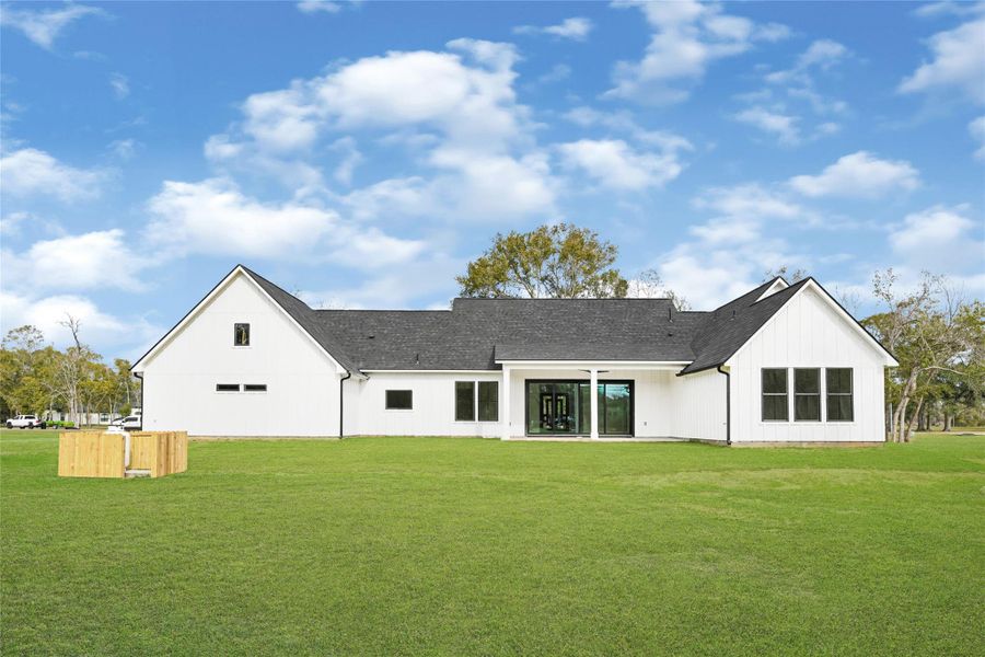 Exterior details and patio area of a home in , Rosharon (Image 4).