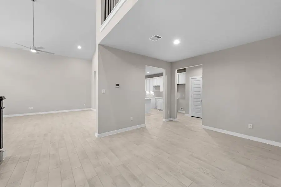Spacious, unfurnished interior of a new home in Barton Creek Ranch, Conroe (Image 16).