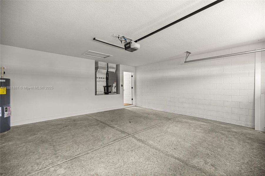 Spacious, unfurnished interior of a new home in , Ocala (Image 23).