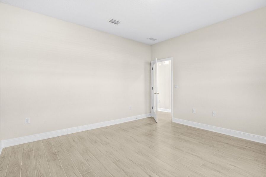 Spacious, unfurnished interior of a new home in Lake Merial, Panama City (Image 29).