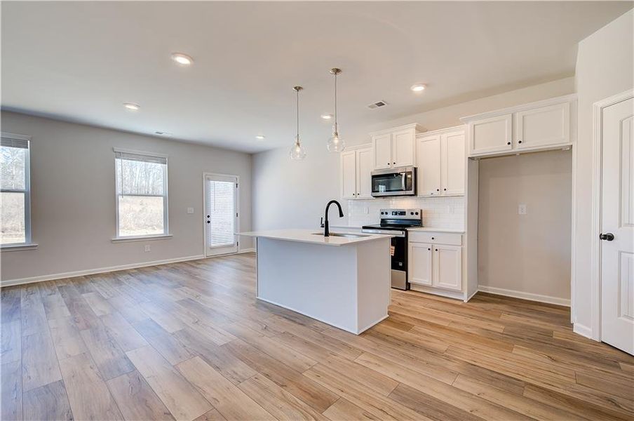 Furnished interior view inside a new home in Chapel Hill, Newnan (Image 5).